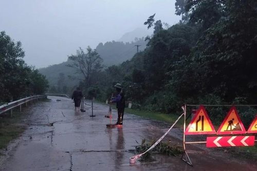 Quảng Trị: Xuất hiện vết nứt dài trên đường Hồ Chí Minh nhánh tây đoạn qua xã Trường Sơn