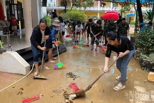 Huế: Trường chưa khô bùn, thầy trò đã trở lại dọn dẹp đón lớp
