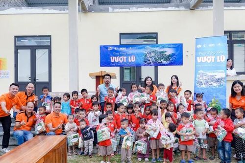 FPT hỗ trợ 4 tấn thuốc, vật tư y tế và chỗ trú an toàn cho người dân vùng lũ miền Trung