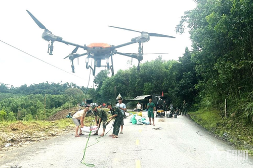 Khẩn trương tiếp tế lương thực, giúp người dân vùng lũ dựng nhà
