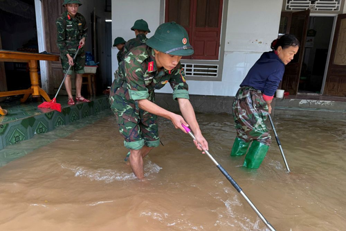 Trung đoàn 841 (Bộ CHQS tỉnh Hà Tĩnh) giúp dân khắc phục hậu quả lũ lụt