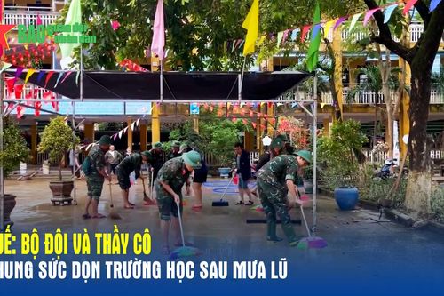 Huế: Bộ đội và thầy cô chung sức dọn trường học sau mưa lũ