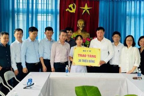 Thứ trưởng Bộ Y tế thăm và tặng quà Trạm Y tế xã Bà Nà