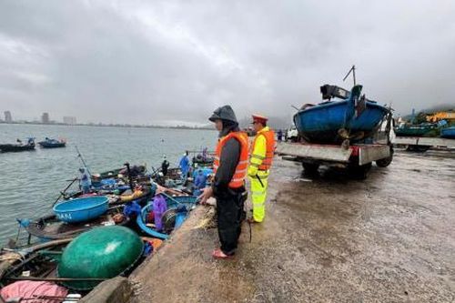 Cảnh sát giao thông Công an Đà Nẵng khuyến cáo cấm phương tiện thủy không đảm bảo điều kiện hoạt động trong mùa mưa lũ