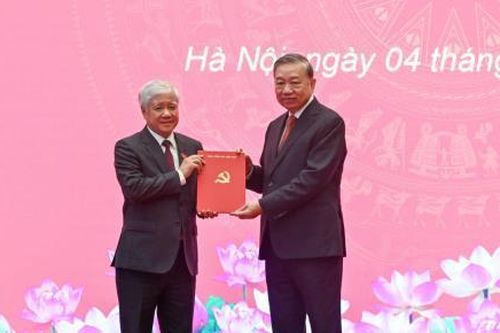 Tổng Bí thư Tô Lâm trao quyết định của Bộ Chính trị về công tác nhân sự