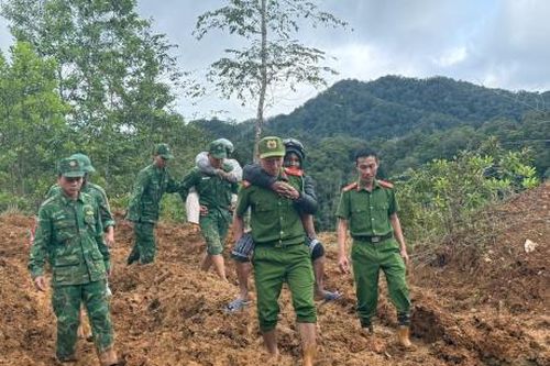 Công an xã Hùng Sơn đưa ba bệnh nhân ốm nặng, một phụ nữ sắp sinh vượt hơn 40 km đường đèo dốc sạt lở đi cấp cứu