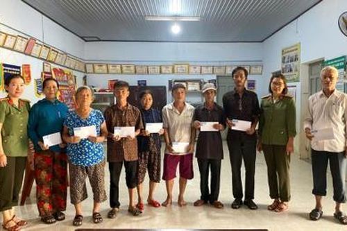 Hội Phụ nữ cơ sở Ban Chuyên đề Công an TP Đà Nẵng hỗ trợ người dân vùng lũ vượt qua khó khăn