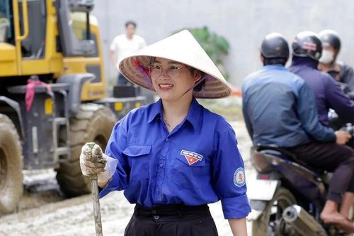 Sinh viên Huế chung tay khắc phục hậu quả mưa lũ, lan tỏa tinh thần vì cộng đồng