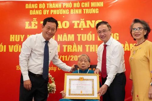 Lãnh đạo Thành ủy TPHCM trao Huy hiệu 70 năm tuổi Đảng đến đồng chí Trần Thị Kim Cầm