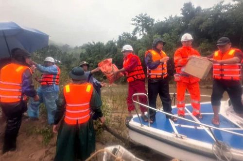 Quảng Ngãi: Tiếp tế hàng cứu trợ bằng đường thủy vào thôn Đăk Doa