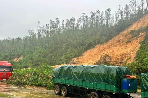 Sạt lở núi, hàng ngàn khối đất đá tràn xuống Quốc lộ 12C ở Vũng Áng