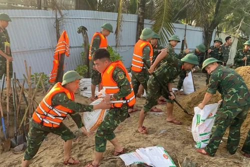 Hơn 100 cán bộ, chiến sĩ Trung đoàn 971 nỗ lực gia cố bờ kè An Bàng