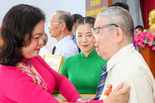 Phường Tân Thuận (TPHCM) trao Huy hiệu Đảng đến 27 đảng viên