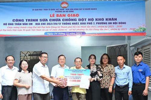 Bàn giao nhà sửa chữa, chống dột cho hộ khó khăn
