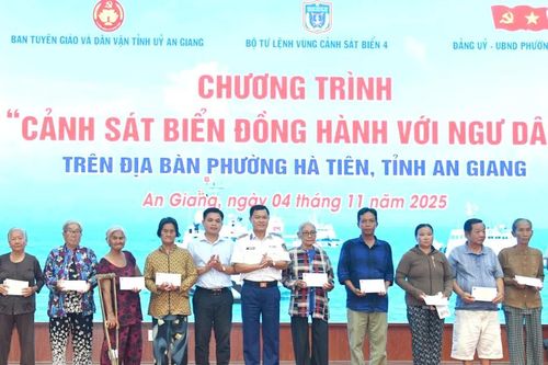 Vùng Cảnh sát biển 4 đồng hành cùng ngư dân An Giang bám biển, bảo vệ môi trường