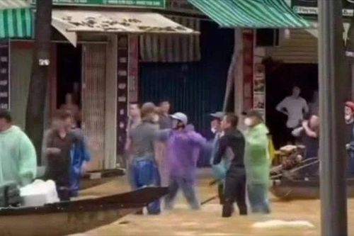 Hai nhóm người dùng mái chèo hỗn chiến giữa lũ ở Huế