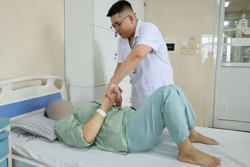 Cứu sống bệnh nhân 38 tuổi bị huyết khối tĩnh mạch não