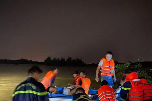 Cứu 4 người dân bị lũ cô lập trên sông khi đi bắt dế ở Quảng Trị