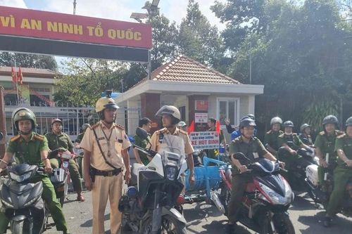 Người đi đường thở phào khi CSGT ra quân... 'dẹp loạn'