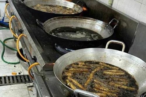 Dầu ăn bẩn: Mối đe dọa thầm lặng đối với đầu bếp và trẻ em trong bữa ăn bán trú