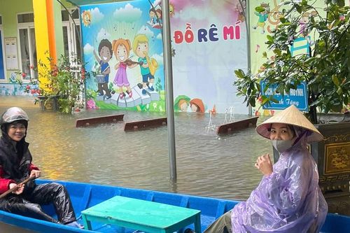 Không đợi nước rút, thầy cô Hà Tĩnh chèo thuyền đi dọn trường lớp