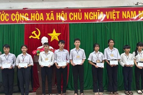 Chung tay sẻ chia với học sinh vùng lũ Quảng Ngãi