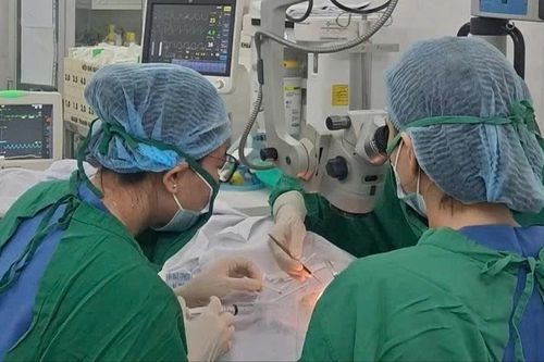 Cứu thành công mắt bé 12 tuổi bị móc câu cá xuyên thấu nhãn cầu
