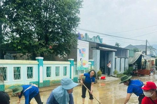 Giáo viên mầm non cùng phụ huynh Đà Nẵng xắn tay hỗ trợ khắc phục hậu quả lũ lụt