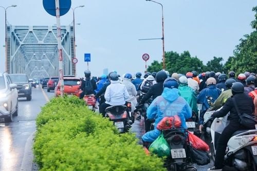Phương tiện qua cầu Chương Dương tăng đột biến khi cầu Long Biên tạm thời cấm lưu thông