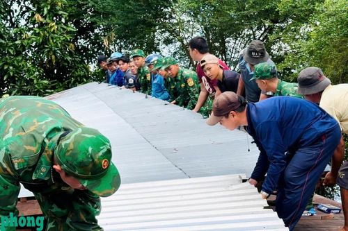 Đồn Biên phòng Phú Hữu hỗ trợ di dời người dân khỏi khu vực sạt lở