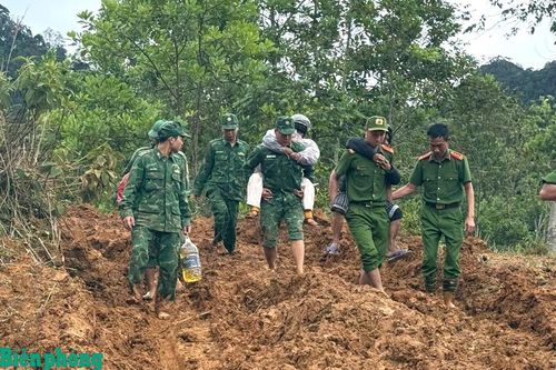 Giao thông bị chia cắt do sạt lở, Đồn Biên phòng Tr'hy đưa 4 bệnh nhân đi cấp cứu