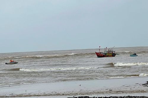 Quảng Trị: Một ngư dân mất tích khi đi thuyền thúng vào cửa sông Roòn
