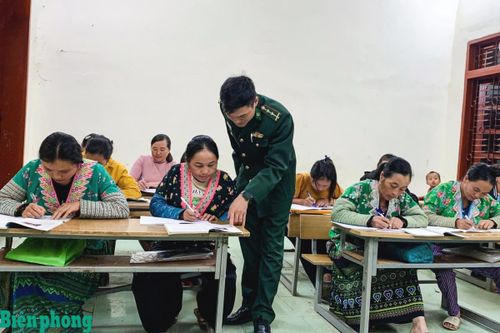 Thầy giáo quân hàm xanh thắp ánh sáng tri thức nơi biên cương