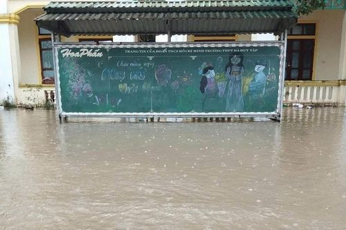 Học sinh ở Quảng Trị, Hà Tĩnh tạm nghỉ học do lũ, ngành Giáo dục khẩn trương ứng phó