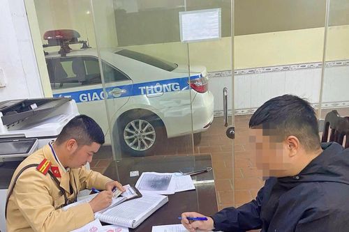 Xử phạt nam thanh niên sử dụng điện thoại khi lái xe trên đường Hà Nội