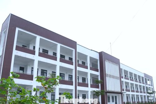 Trường mới xây bỏ không, cô trò chen chúc trong phòng học xuống cấp