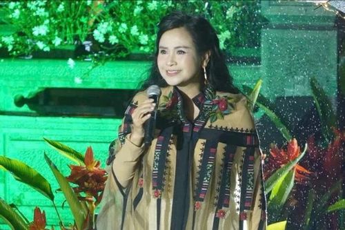 Khán giả đội mưa nghe Thanh Lam hát