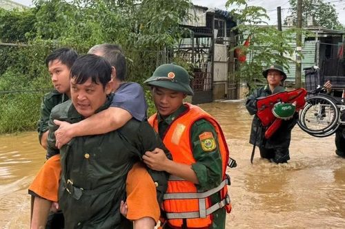 Hàng trăm cán bộ chiến sĩ ngâm mình trong nước khắc phục sạt lở, di dời dân, sẵn sàng ứng phó bão số 13