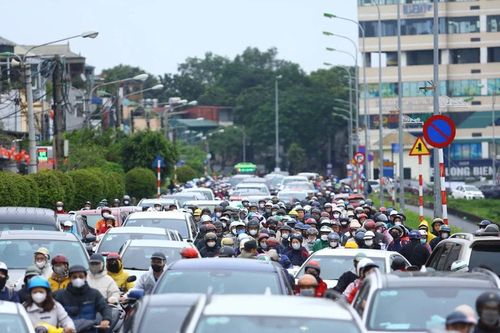 Hà Nội: Người dân Long Biên dậy sớm, đi làm từ 6h để tránh ùn tắc
