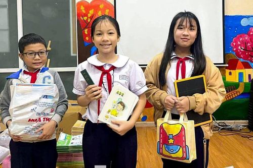 Dành dụm từng đồng lẻ, học sinh Đà Nẵng góp sách vở tặng bạn vùng lũ