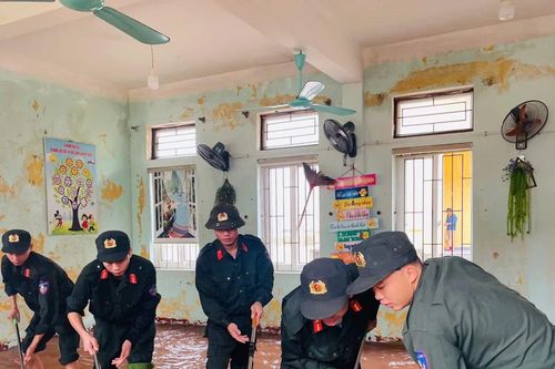 Bộ đội, công an hỗ trợ người dân Hà Tĩnh dọn dẹp sau lũ