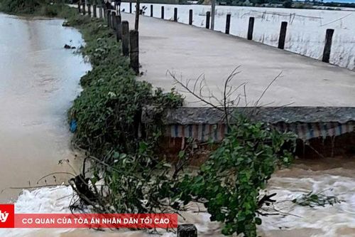 Đê ven sông tại Quảng Điền bị sạt lở, giao thông chia cắt