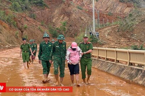Băng suối, vượt lũ cứu người bệnh ở xã vùng cao Hùng Sơn