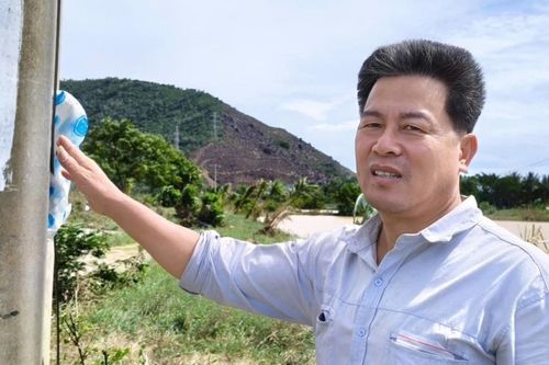 Người đàn ông 2 lần lao ra dòng lũ dữ cứu 5 người gặp nạn