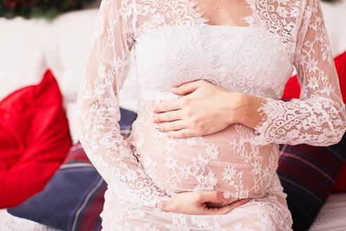 Mang thai 3 tháng, cô gái bị nhà chồng tương lai mặc cả tiền thách cưới