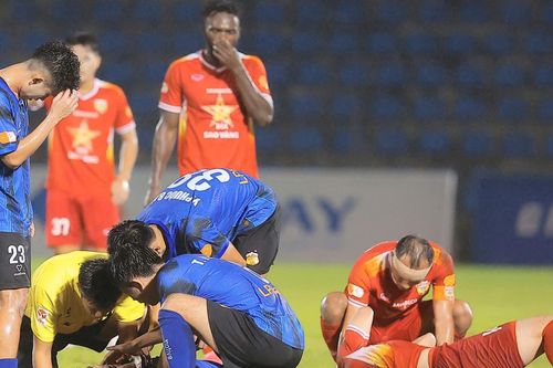 Trọng tài kịp thời ngăn cầu thủ HAGL cắn lưỡi