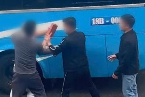 Hai nam tài xế xe khách xô xát ở Ninh Bình, một người cầm gạch lao tới