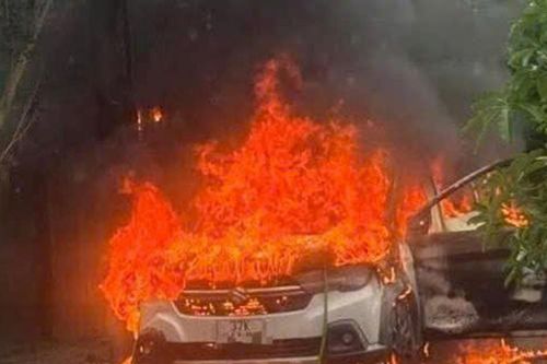 Ô tô đỗ bên đường bất ngờ bốc cháy dữ dội