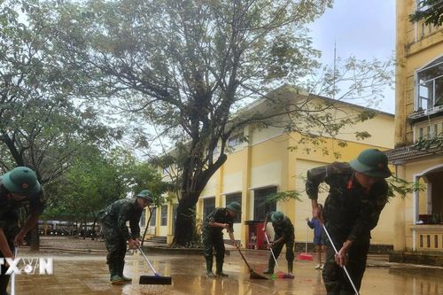 Huế: Lực lượng quân đội hỗ trợ người dân khắc phục hậu quả mưa lũ