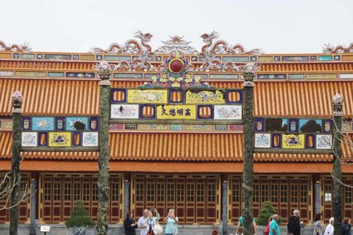 Đoàn khách quốc tế đầu tiên tham quan Đại Nội Huế mở cửa trở lại sau lũ